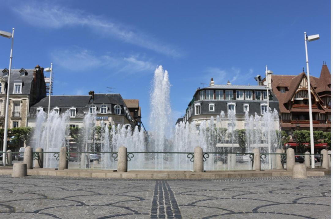 Grand Studio Hyper Centre Avec Balcon Tout Refait Mars 2025 Deauville Bagian luar foto